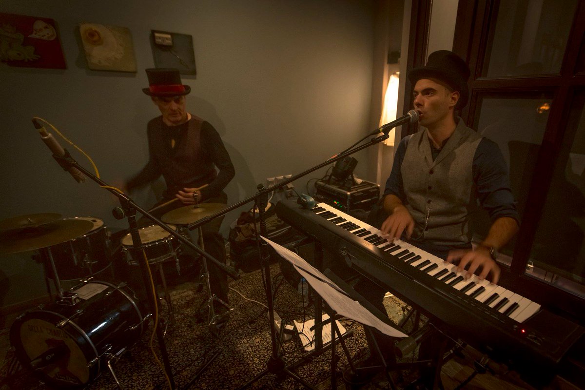 Όταν το αναπάντεχα ανατρεπτικό χιούμορ, η άκρως σουρεαλιστική φαντασία, &amp; οι εκρηκτικές μουσικές αλχημείες του μοναδικού φαινομένου του μουσικού στερεώματος που ονομάζεται <a href="/OperaChaotique/">Opera Chaotique</a> παρουσιάζονται σε χώρο που ονομάζεται dada (bar/music hall) δεν περιμένεις κάτι διαφορετικό.