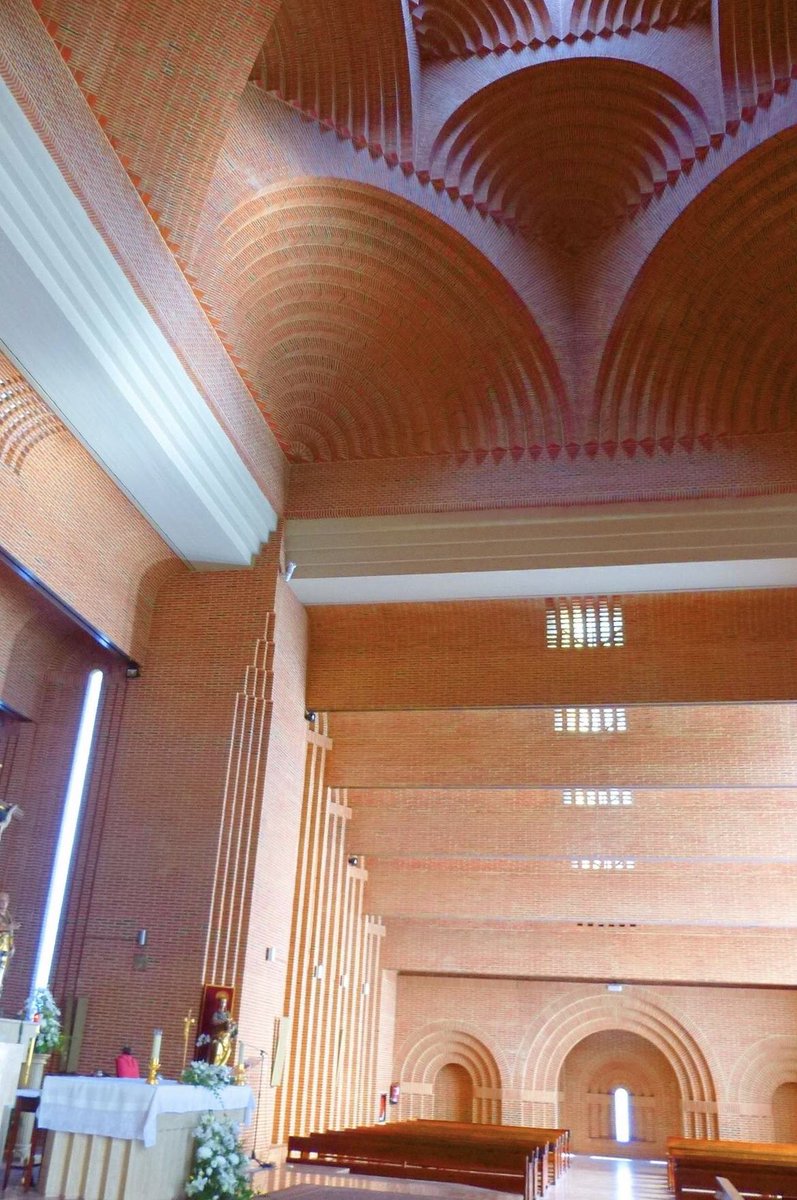 fraisku's tweet photo. En #MiercolesEnladrillado con todos ustedes: #FernandoHigueras (1930-2008) y ¡su última obra construida!: La iglesia de Santa María de Caná en @ayto_pozuelo ,#Madrid,1997;”..un templo,intemporal insustituible y capaz de envejecer dignamente con el mínimo deterioro..”@fjaranguren https://t.co/NgnS1vJyFQ