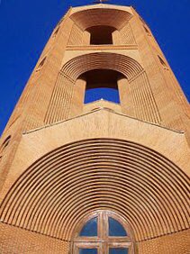 fraisku's tweet photo. En #MiercolesEnladrillado con todos ustedes: #FernandoHigueras (1930-2008) y ¡su última obra construida!: La iglesia de Santa María de Caná en @ayto_pozuelo ,#Madrid,1997;”..un templo,intemporal insustituible y capaz de envejecer dignamente con el mínimo deterioro..”@fjaranguren https://t.co/NgnS1vJyFQ