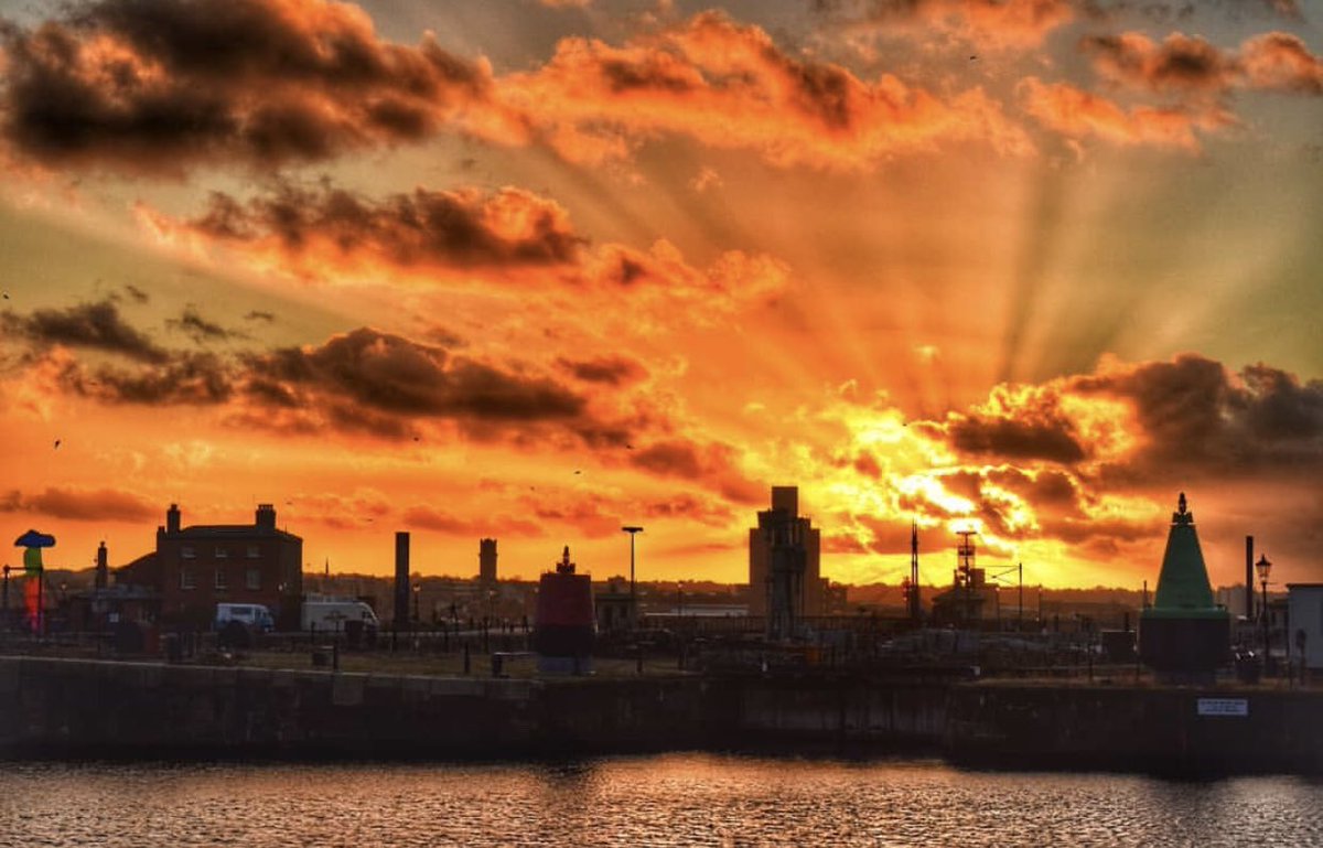 VisitLiverpool's tweet photo. #HappyHalloween, Liverpool! 🎃👻

📸: @the_mersey_man https://t.co/yiVEh4FVzH