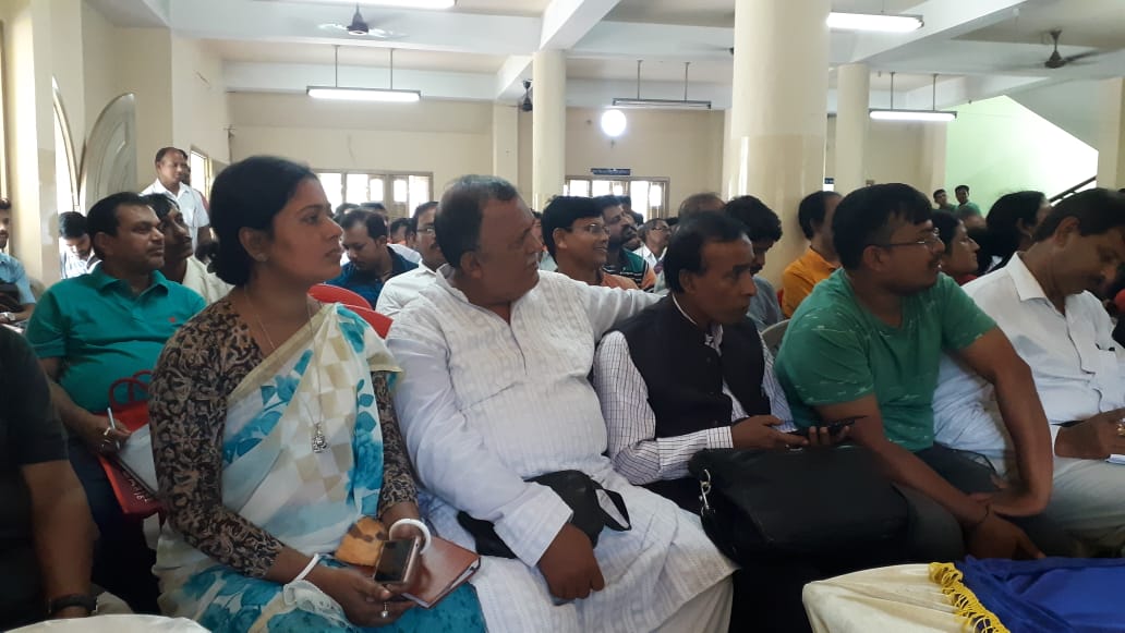 MenonArvindBJP's tweet photo. আজ পশ্চিমবঙ্গের  বারাসাতে  গণতন্ত্র বাঁচাও  রথযাত্রা সম্মন্ধীয়  বৈঠক হয়.
आज पश्चिम बंगाल के बारासात में गणतंत्र बचाओ रथयात्रा से संबंधित बैठक लिया। @BJP4Bengal https://t.co/zU2i2aLzWn