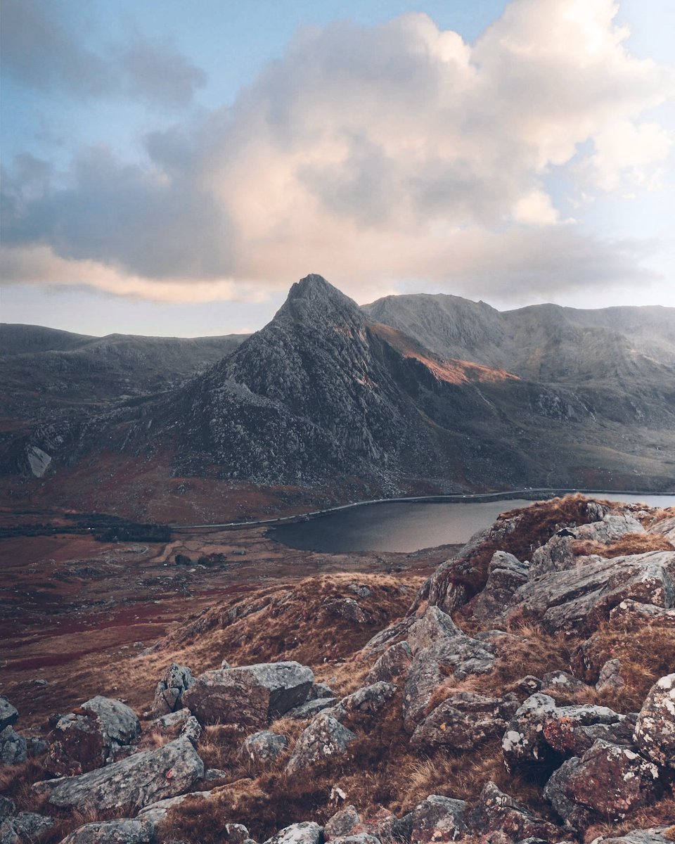 Glenn #peoplewithpassion shares this magnificent view - Tryfan the Dragon back at sunset - Courtesy @mccyanide