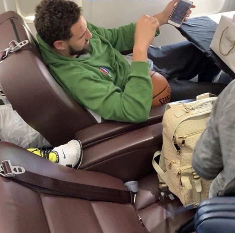 Cedro16's tweet photo. Klay de retour dans la baie. Il garde précieusement son ballon en attendant que son record tombe. Si c’est le cas, il deviendra la propriété de Rocco. #MakingRoccoProud #KillaKlay #14threes #DubNation https://t.co/ipn0nzoU33