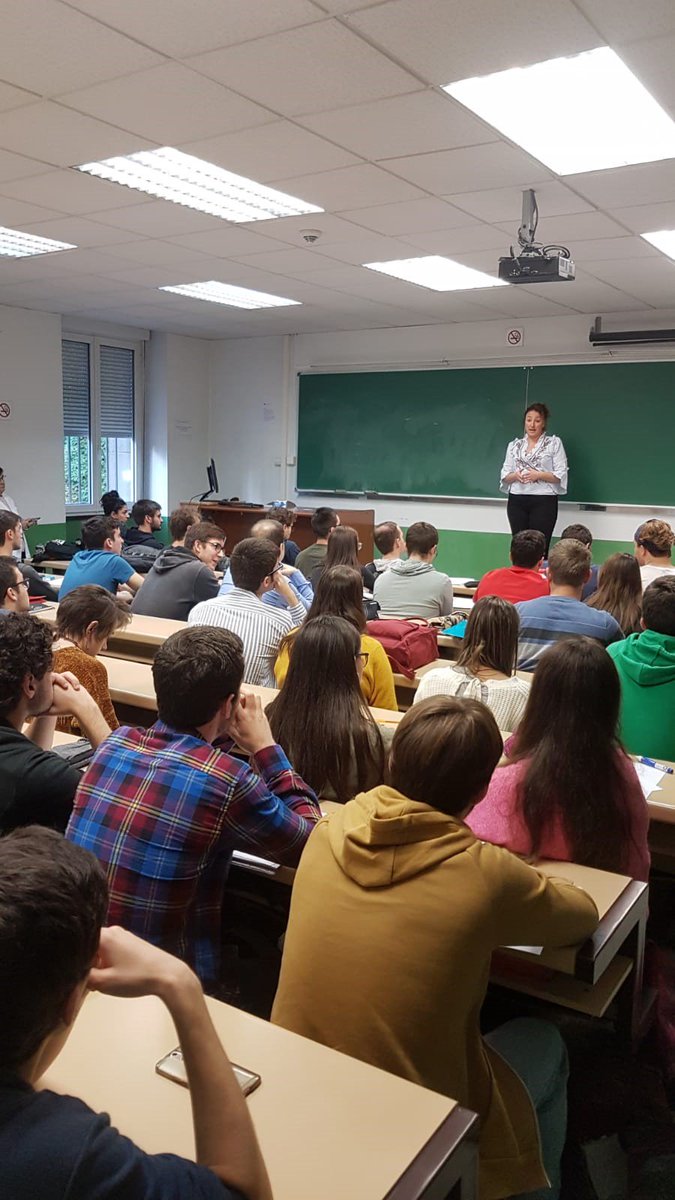 funiovi's tweet image. En la Facultad de Ciencias de la @uniovi_info, explicando a los y las estudiantes cómo FUO les puede ayudar a lanzarse al mercado laboral tras terminar sus estudios.