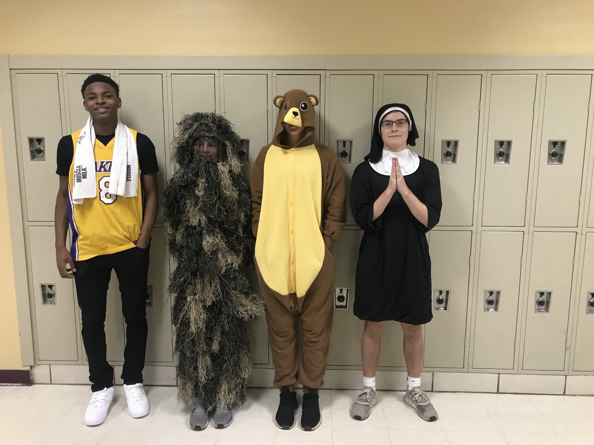 DSJActivities's tweet photo. Halloween comes to @DeSmetJesuitHS!! https://t.co/9Gx7WemMwV