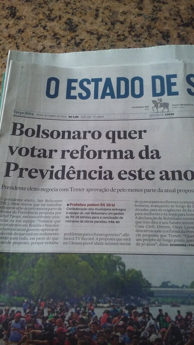 sofi__a's tweet photo. A  bolsa de cocô tá vazando gente https://t.co/PPJcPBmAdu