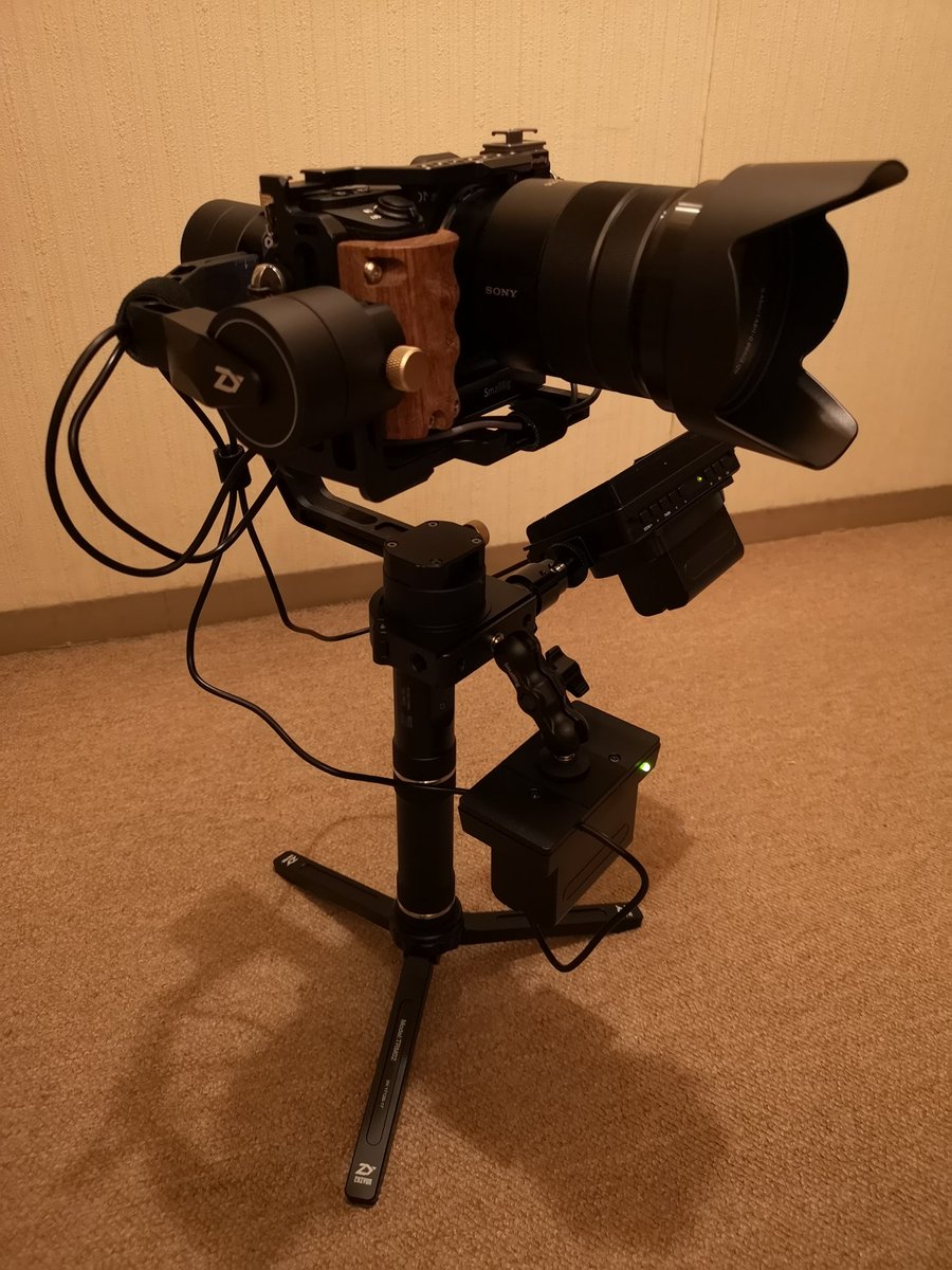 woolong_x9's tweet photo. いろいろ部品が揃ったからジンバルに組み付けてみた。α6500にNP-F970互換バッテリーで長時間使えるようにして外部モニター付けたから週末に試してみるか
#α6500 #a6500 #sel18105g #zhiyun #craneplus #smallrig #feelworld #npf970 https://t.co/xTnOwN3RZm