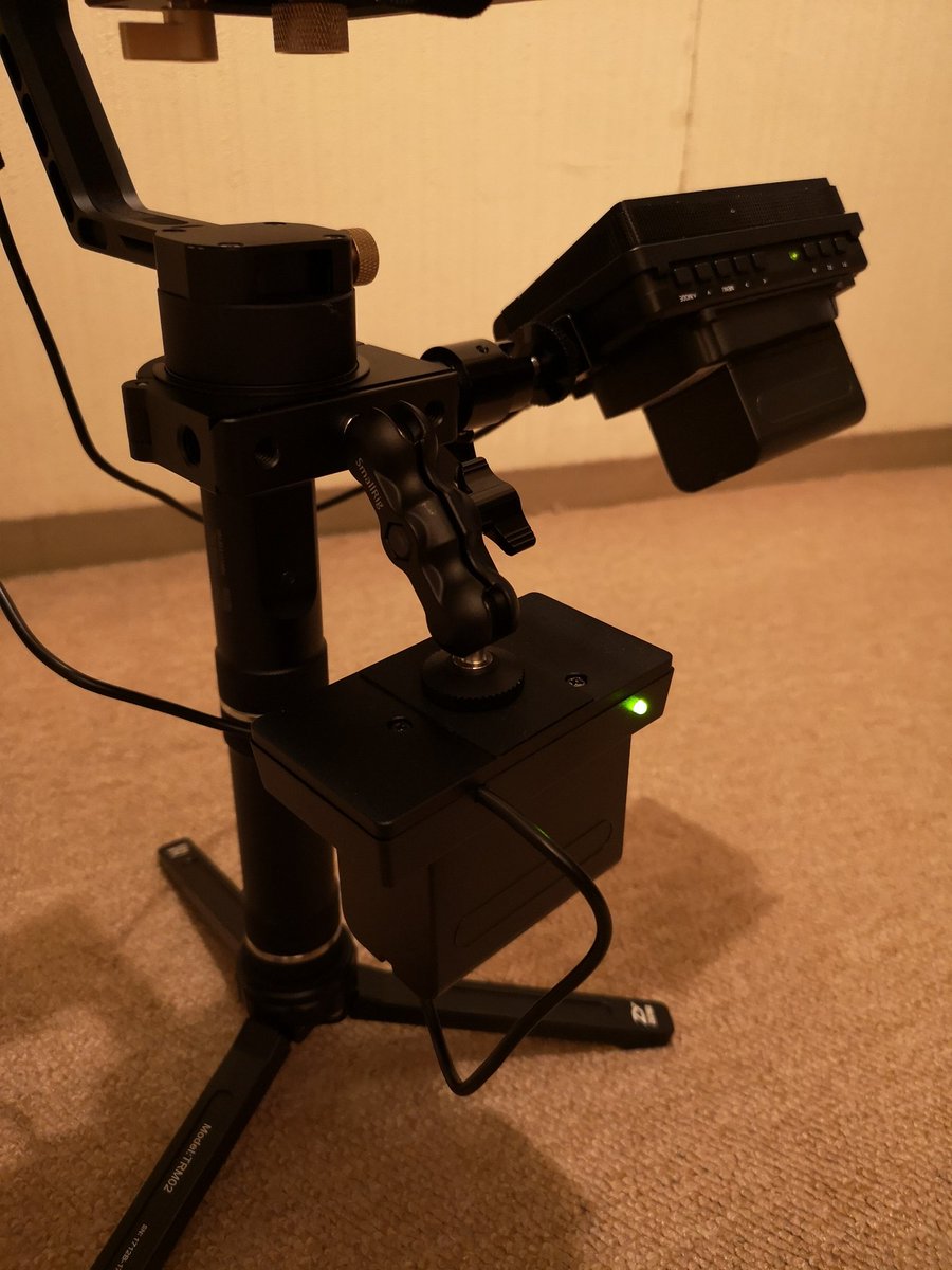 woolong_x9's tweet photo. いろいろ部品が揃ったからジンバルに組み付けてみた。α6500にNP-F970互換バッテリーで長時間使えるようにして外部モニター付けたから週末に試してみるか
#α6500 #a6500 #sel18105g #zhiyun #craneplus #smallrig #feelworld #npf970 https://t.co/xTnOwN3RZm