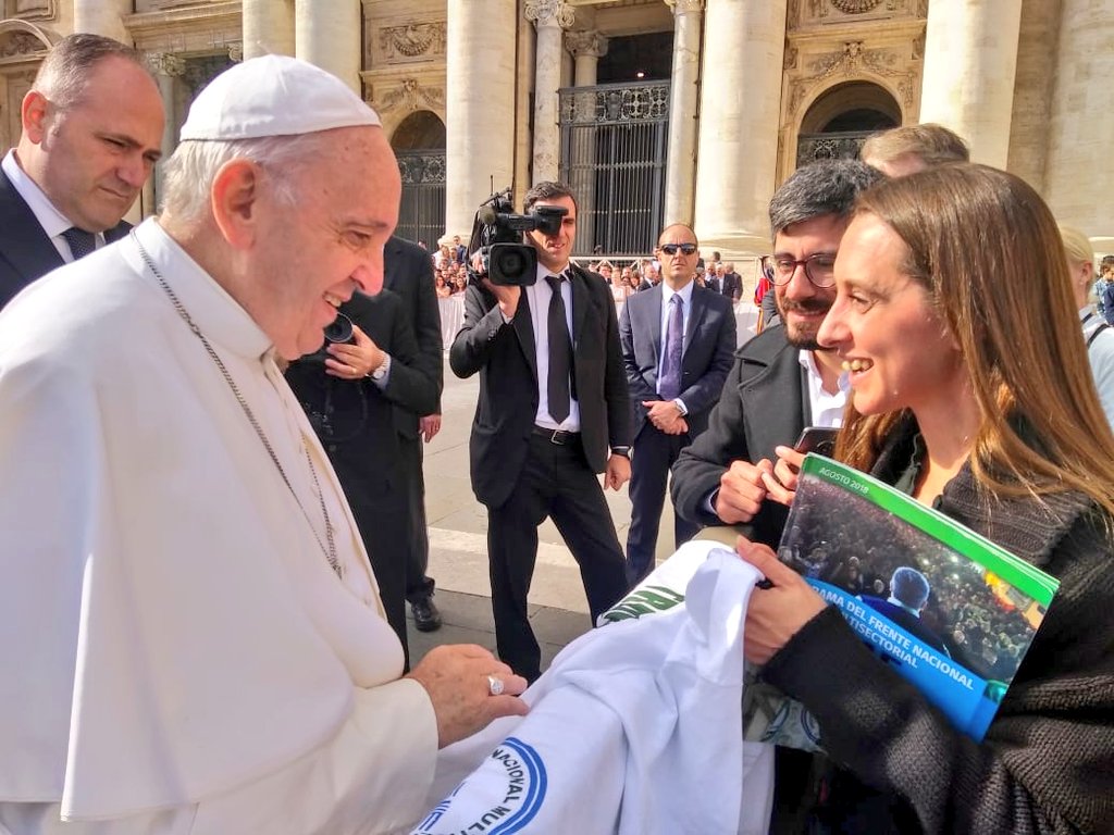 nicodelmastro's tweet photo. El #PapaFrancisco firmó la remera del #Lujanazo por #PazPanyTrabajo de la #Multisectorial21F y el programa de unidad nacional y síntesis superadora por una patria inclusiva,equitativa y sustentable! Llevada por @laflacarattoni y @Loco_zomba #Hay21F @gustavoveraok @juanperita10 https://t.co/TwNMtSjfm7