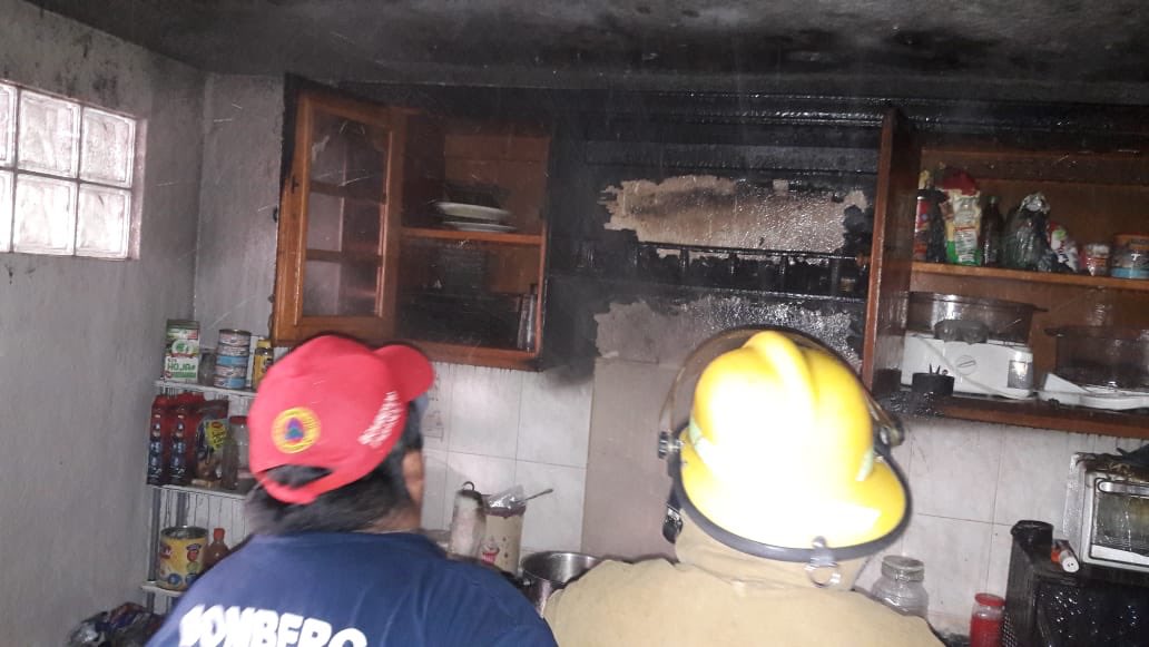 Se atiende incendio en casa habitación, no se reportan lesionados, solo daños materiales en la cocina del domicilio, en la col. Brisas del Guayabal.
<a href="/EvaristoHdzCruz/">Evaristo Hernández Cruz</a> <a href="/MadianDLSChacon/">Madian de los Santos</a> <a href="/OficialCentro/">Oficial del Centro</a> 
<a href="/JARGPC/">Jose Alberto Rodríguez Gallardo</a>