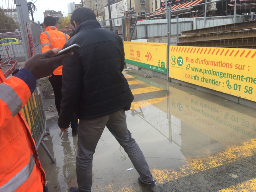 Meriem_Derkaoui's tweet photo. Le chantier de la @Ligne12_RATP perturbe la vie de la population d'@aubervilliers93 ! Assez de mépris pour la population d'Aubervilliers qui subit un chantier désorganisé ! Aimeriez-vous vous déplacer dans ces conditions en plein centre-ville ? @Elisabeth_Borne @RATPgroup https://t.co/r5i4HE1NuD