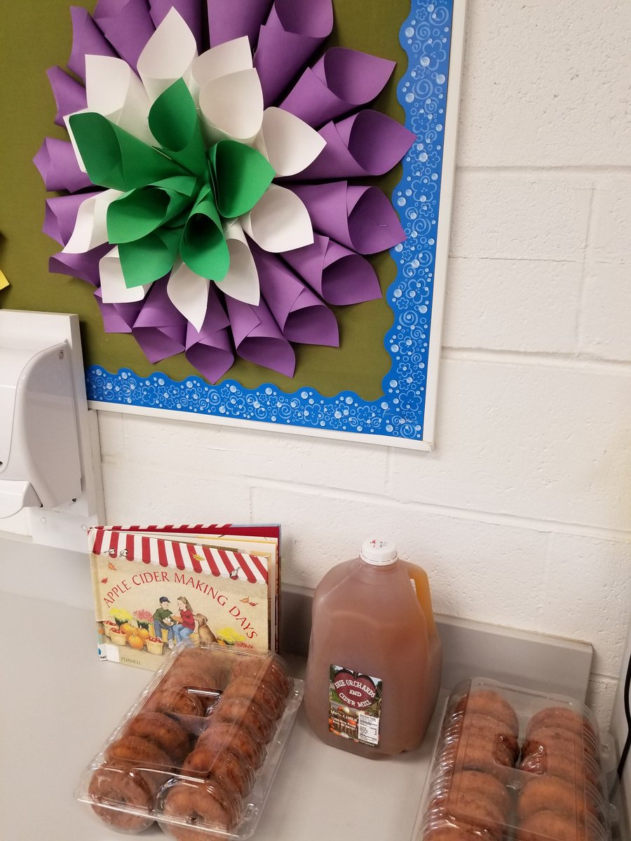 Tresnola's tweet image. Learning about apple and pumpkin life cycles and harvests never tasted so yummy! Thanks to the Graden family for our harvest treat all the way from Michigan! @CountryDay @CCDdreamteam #eatingourwords #engineeredforfun