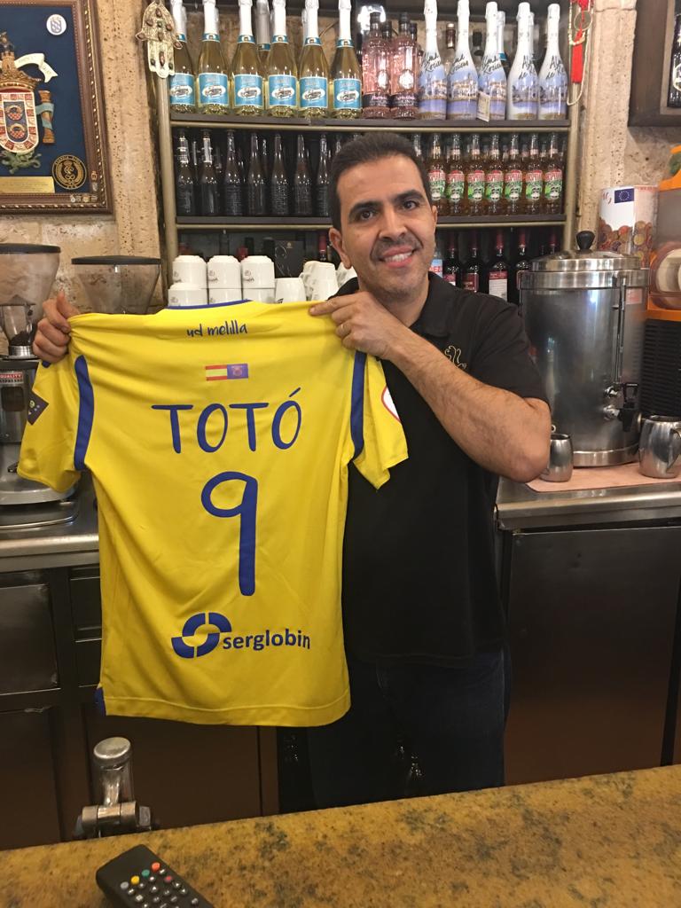 karimdris72's tweet photo. Mi pequeño homenaje al capitán Totó @BartolomeToto @UDMelilla @LuismaRinconPer https://t.co/9FJY9O85FL