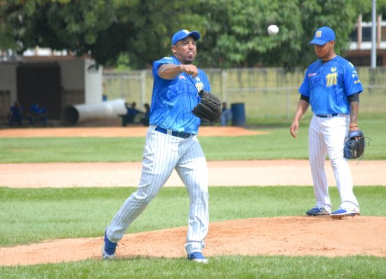 BeisbolConTodo's tweet photo. Ayer Carlos Zambrano hizo su primera aparición desde el bullen. No actuaba como relevista en la #LVBP desde su zafra de debut en 1998-1999, cuando tenía 17 años de edad @ADNMagallanero #TriviaBCT https://t.co/v5tlRP7PwD