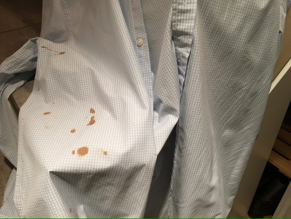 Schokolade auf Hemd. Danke Merkel 😡