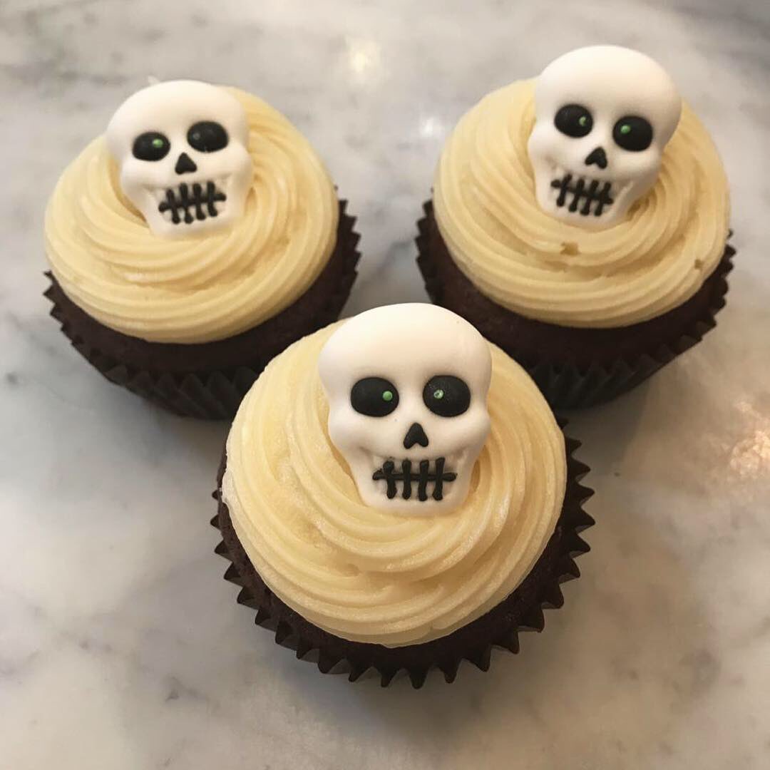 bluebirdbakeshp's tweet photo. HALLOWEEN IS HERE!
Only today, taste the awesome Halloween-themed cupcakes at Blue Bird!
They’re spooky &amp; delicious!
.
.
.
#halloween #cupcakestagram #cupcakedecorating #cupcake #cupcake #scones #ghosts #blood #skull https://t.co/vMQ4ceTSeU