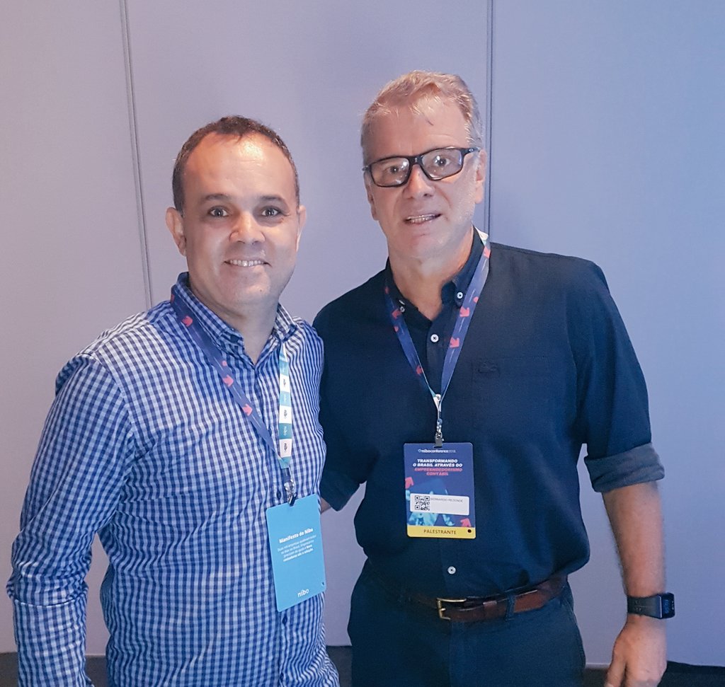 dmacontabil's tweet image. Robson Magalhães @robsonmagalhas da @dmacontabil com o grande Bernardinho @bernardooficial, transformando o Brasil através do empreendedorismo na niboconference 2018.
