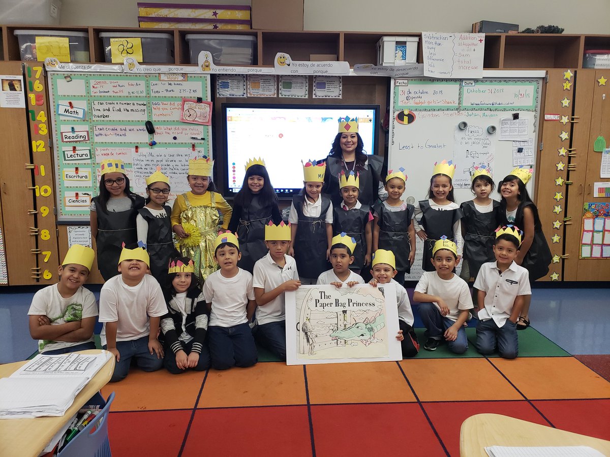 Scifi4025's tweet photo. We had so much fun at the storybook parade! Thank you to Lupita Valerio and others that helped do our banners and dresses. #AvCato #castleberryisd https://t.co/hNaas7kwV6
