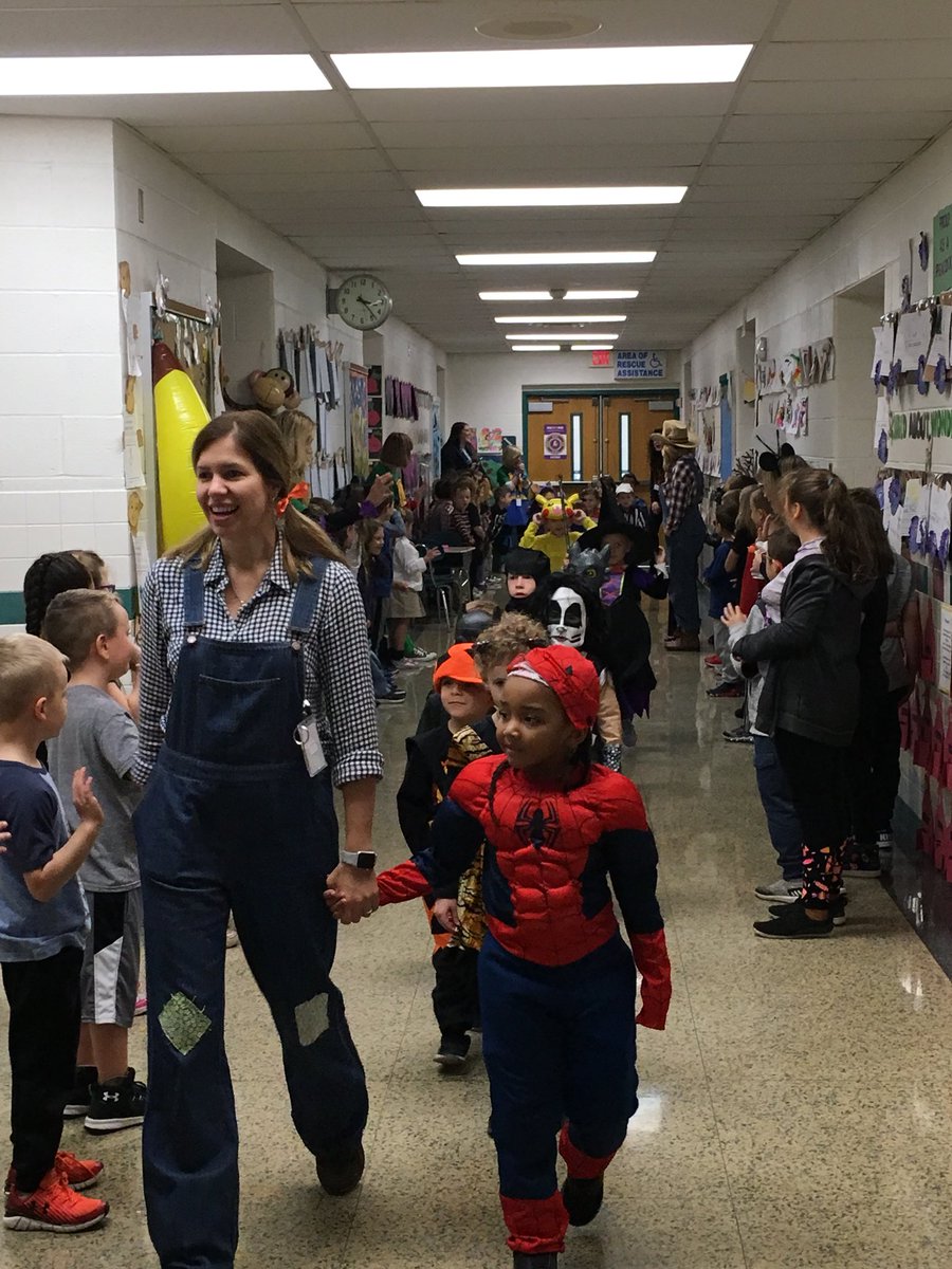 Kindergarten is starting their parade this morning and first grade gave them a great send off! #plumproud