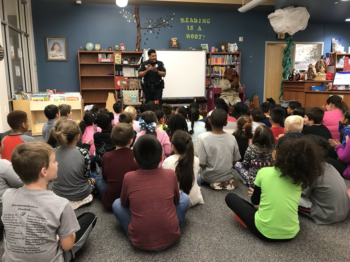 MrsMantonsClass's tweet photo. Officer Cruz and McGruff giving us a presentation about being safe tonight!! @PetersColonyES @PCCounselors @TheColonyPolice https://t.co/td3AYDAWxp