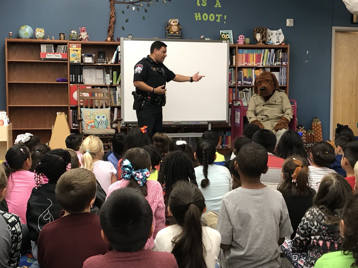 MrsMantonsClass's tweet photo. Officer Cruz and McGruff giving us a presentation about being safe tonight!! @PetersColonyES @PCCounselors @TheColonyPolice https://t.co/td3AYDAWxp