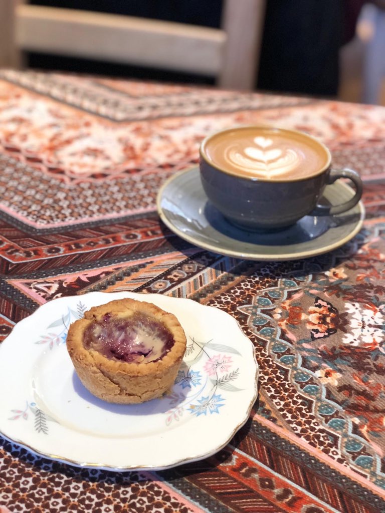 Every morning that starts with a freshly made fruity custard tart, is a very good morning.🌞
