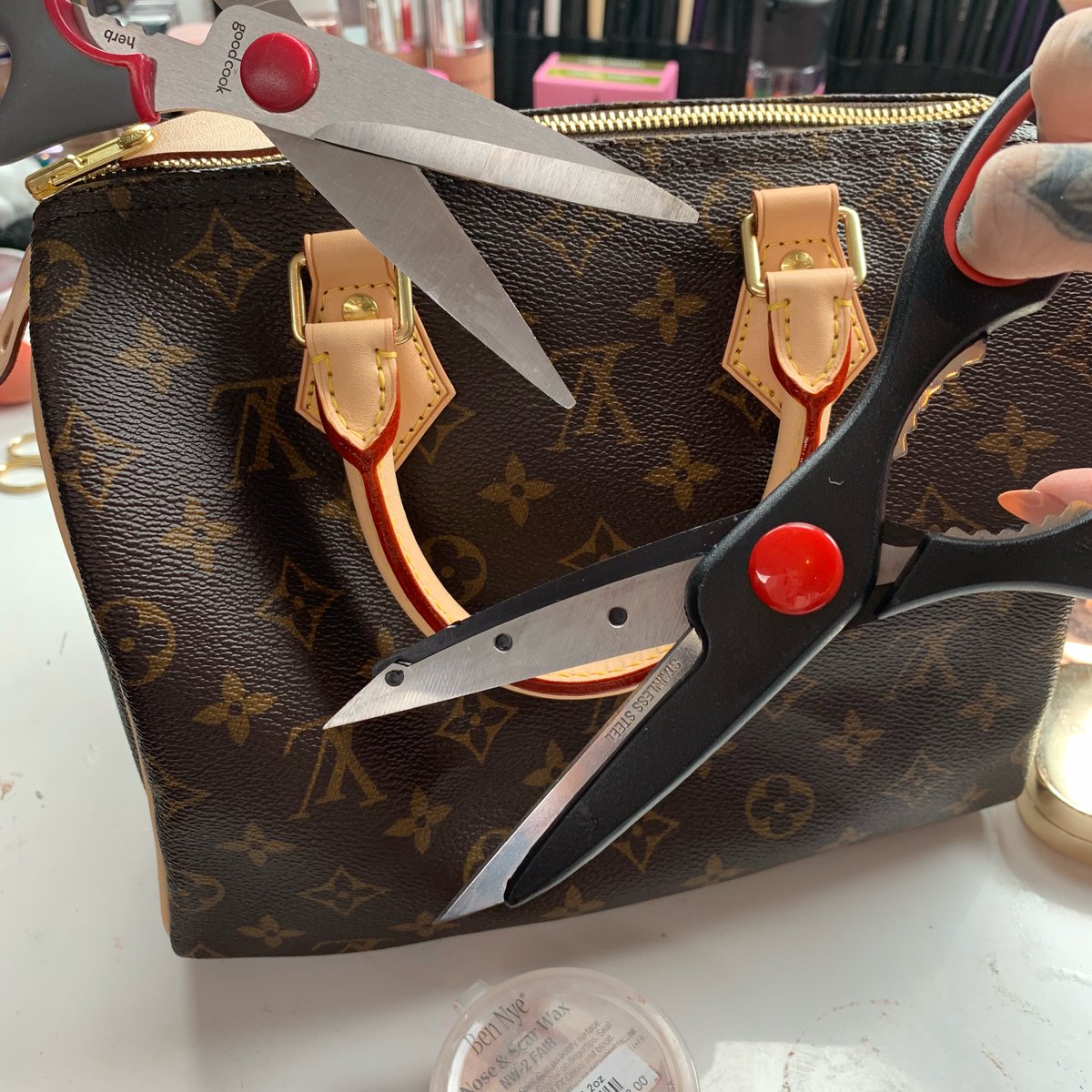 Fablooxapp's tweet photo. Cutting up a #LouisVuittonbag for my Halloween costume was epic!✂️ #jeffreestar#jeffreestarcosmetics#jeffreestaredit#jefreestar#jefferystar https://t.co/W3nVm2teIK