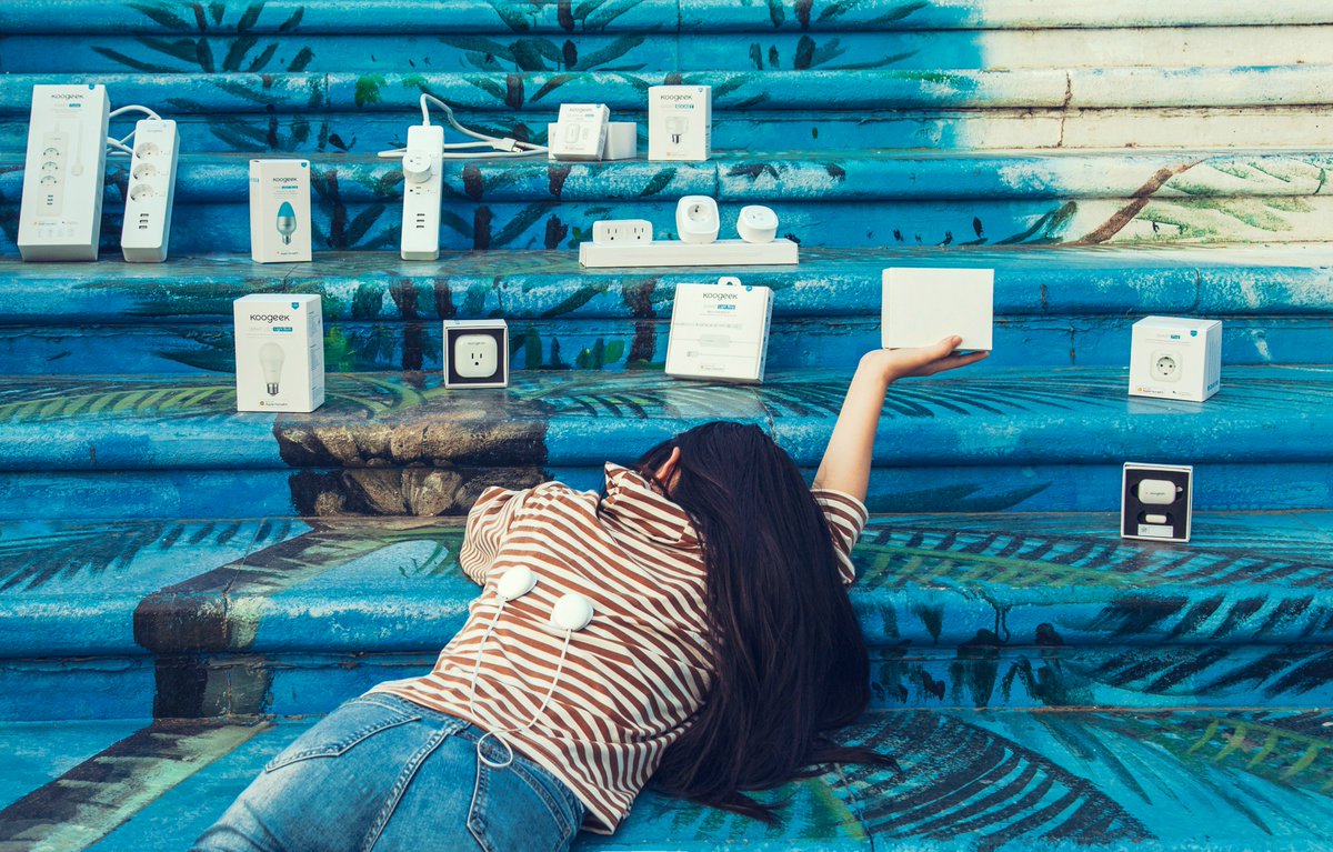 I stuffed a lot of products into this magical little box.
When I happily ran over and wanted to give you a gift, I fell, and the things in the box fell everywhere. Sad. (╯︵╰) 
guess what else is in my box?
Secret: We have a Halloween giveaway activity on Reddit, will you come?