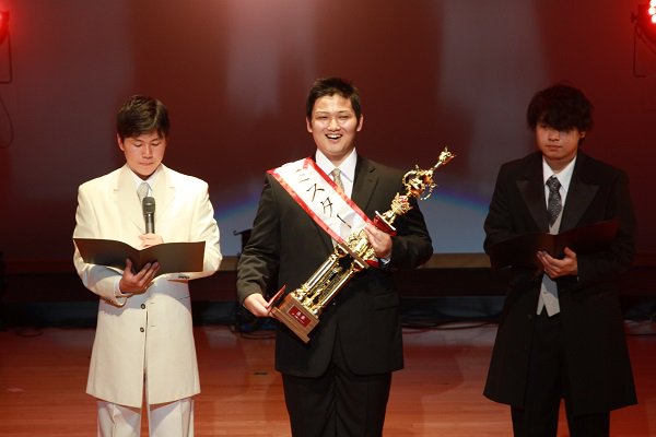 白鴎大学 Twitterren 先日の白鴎祭において 経営学部４年の上田 崇人さんが ミスター白鴎 に選出されました 白鷗大学 学園祭 白鴎祭