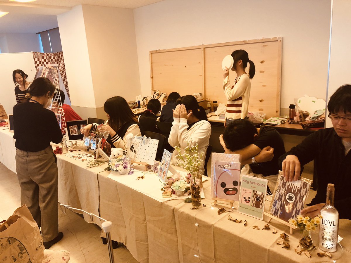 kanmigraphic's tweet photo. こんばんは！！なでこだよー！！！✨
だんだん完成に近づいてきました！、物販も良い感じに設置完了です！✨
当日ライブペイントをして頂けるケモミミ大好き神絵師さんが私の推し
を描いてくれました💕🐶

#Dマーケット2018 
#安達祭2018 https://t.co/iwHBQp8kM8