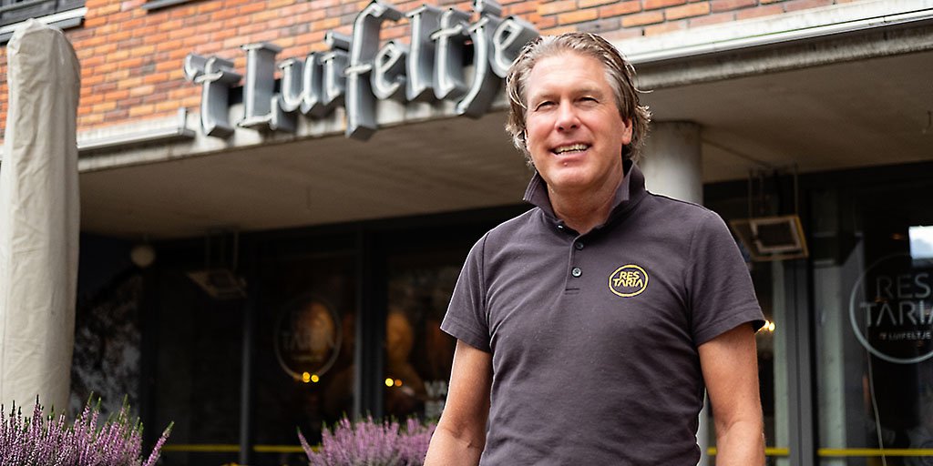 BidfoodNL's tweet photo. Bidfood maakt fastservice ondernemers succesvoller. Restaria ‘t luifeltje wint de @Snackkoerier Cafetaria top 100. Gefeliciteerd Bauke van de meer! Ook interesse in Restaria: https://t.co/E43nm4YNoi #restaria #bidfood https://t.co/4cSQyxm4PC