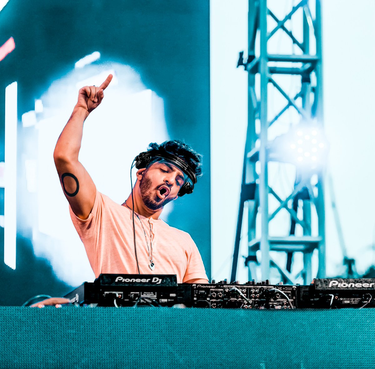 THIS FRIDAY! Unforgettable by <a href="/Aerreo/">Aerreo</a> 💎 
Pre-save here ➡️ revr.ec/UNFORGETTABLE