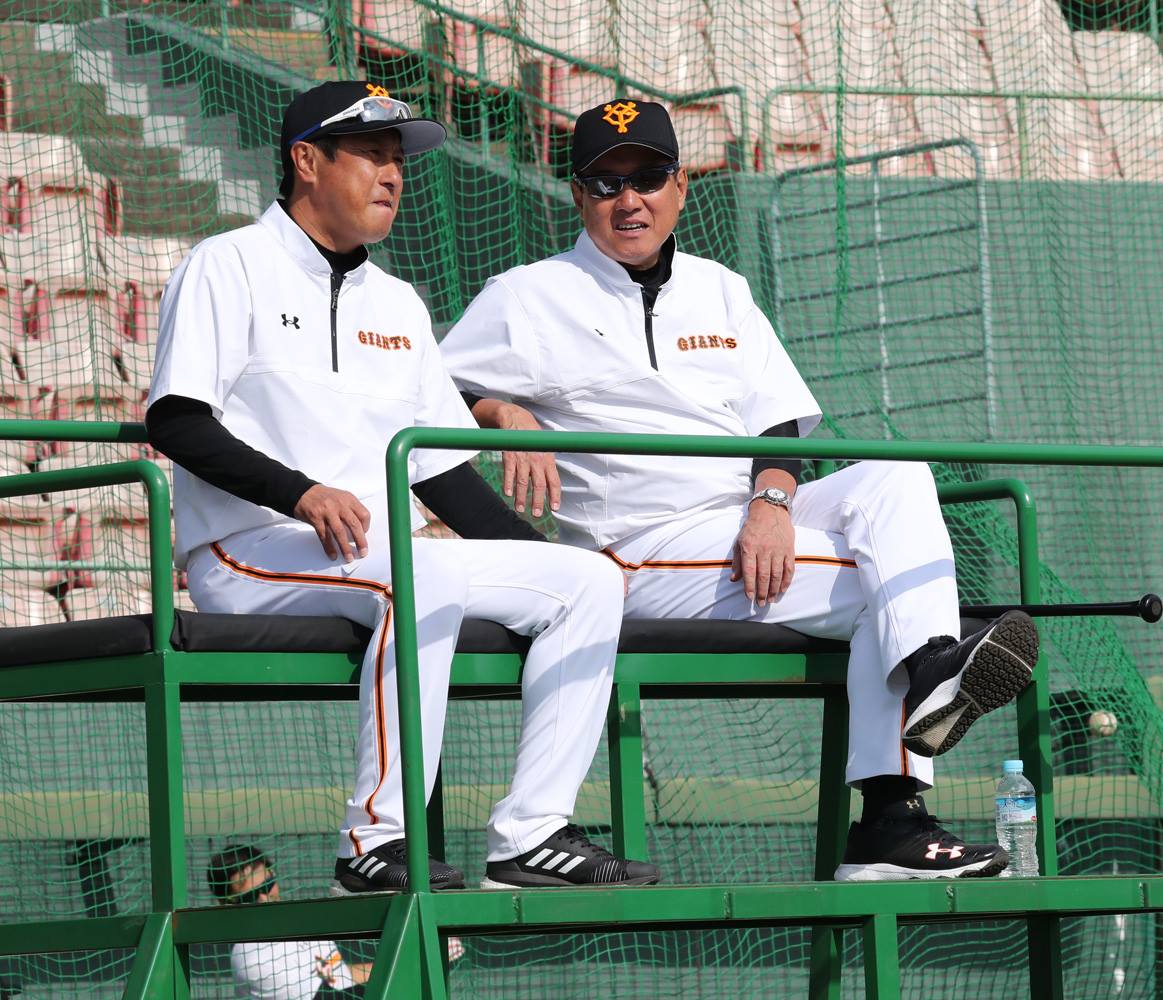 読売巨人軍 ジャイアンツ On Twitter 宮崎秋季キャンプ 原辰徳 監督は初日から精力的に選手の動きをチェック 宮本和知 投手総合コーチと情報交換も 巨人 ジャイアンツ Giants