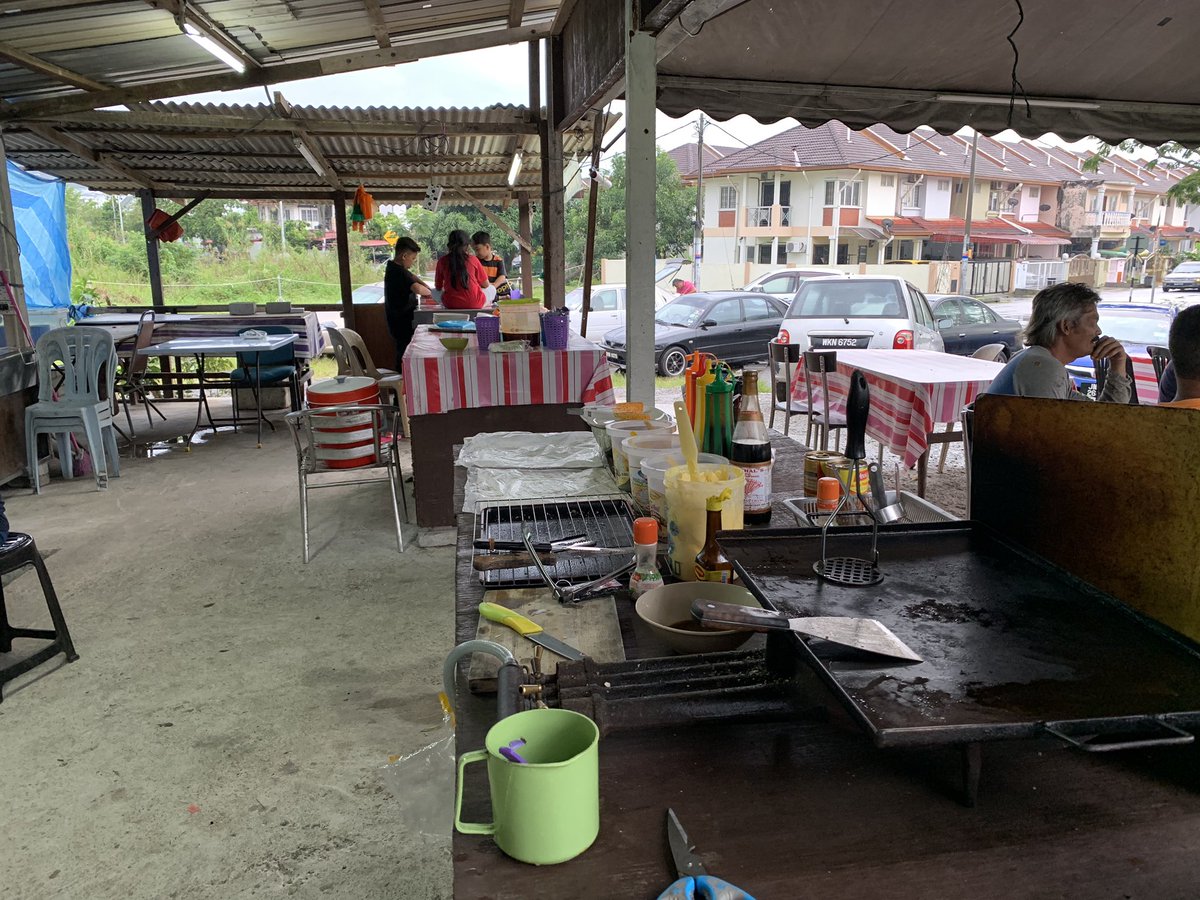 wFadieylah's tweet photo. Siapa area Rawang boleh la try. Kedai makan Mak sedara saya. Petang ada burger, char kuey tiaw, semua masakan panas. Pagi ada nasi kerabu, nasi dagang, masakan Kelate. Confirm sedap 👍🏻👍🏻 https://t.co/p5QiqFOCQl