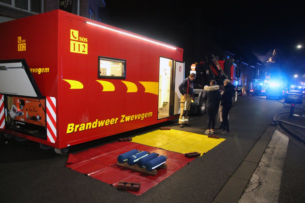 GVanhessche's tweet photo. Dinsdagavond zware woningbrand in Lauwe. Woning totaal vernield. Geen gewonden maar hondje overleefde het niet. Posten Lauwe, Menen, Wevelgem ter plaatse alsook contaminatie Avelgem en persluchtcontainer Zwevegem. https://t.co/QKBqhBgzEb