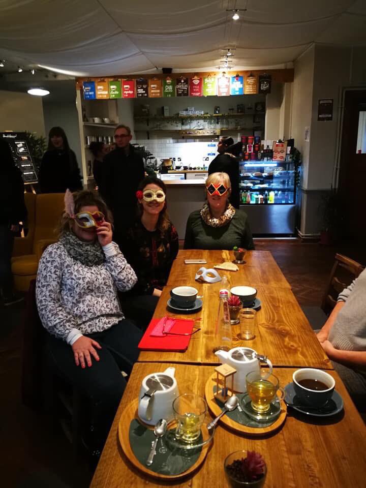 I had such a great time @Crafta meet up yesterday 😍 @BelleMarsh2 #makeyourownmask #venetianmask #mask #papiermache #handmade #handcrafted #workshop #creative #masquerade #creativeworkshop #fun #london #venice #elosmasks #craftclass #makeyourown #creativelondon #fabric