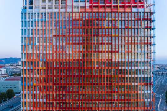 Avec sa robe à imprimé bleu, blanc, rouge, fendillée au buste d’une large ceinture tressée, rehaussée d’une verte coiffe ébouriffée, La <a href="/Marseillaisetlm/">Tour La Marseillaise</a> attire les regards comme une jolie poupée. 
A lire dans <a href="/lemondefr/">Le Monde</a> ➡️lemde.fr/2yH3wrc
#Architecture #marseille