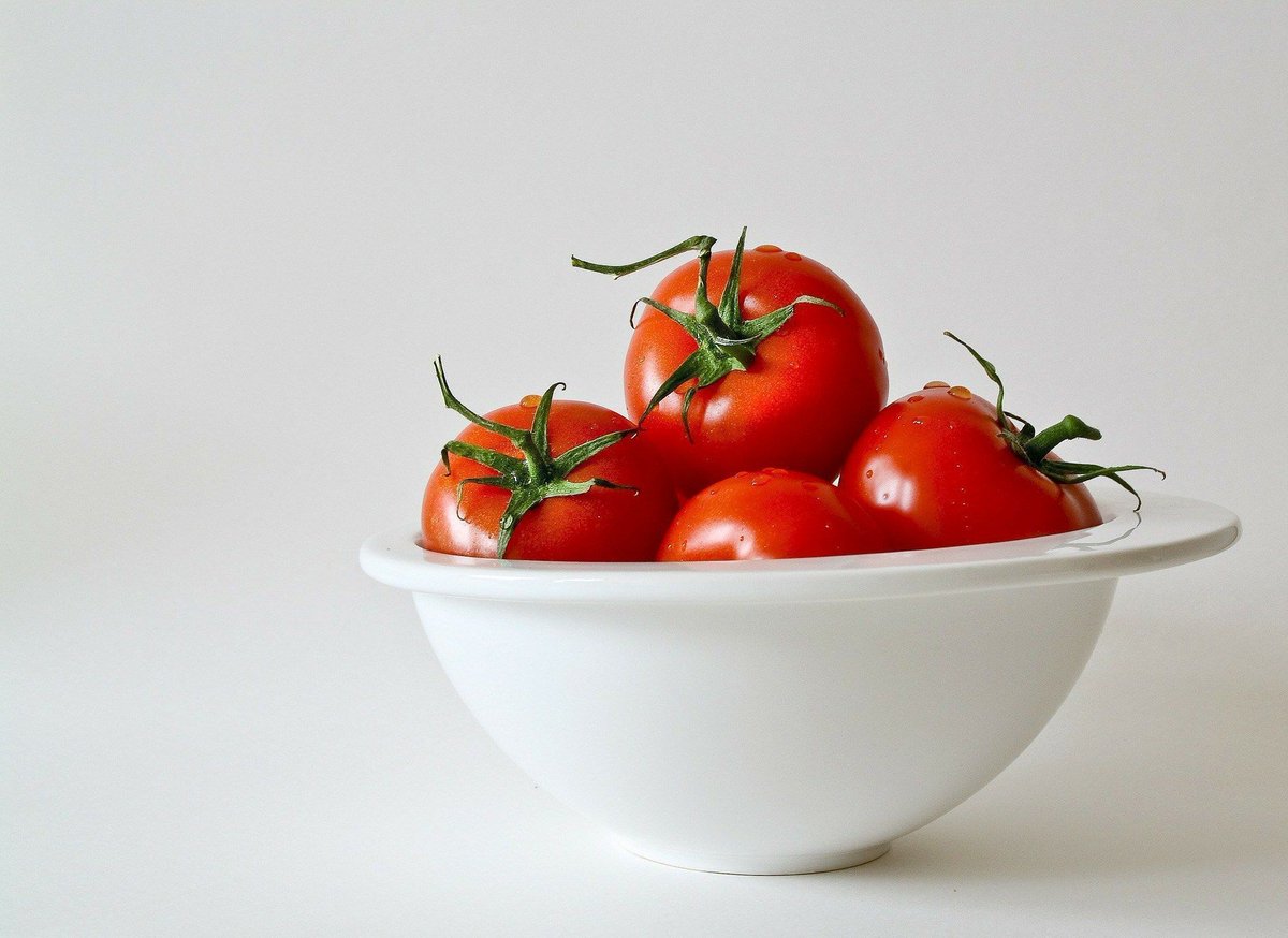 Tomatoes are rich in lycopene which is great for your skin. This strengthens your collagen and protects your skin against free radicals. Find 7 other ways to get a natural glow buff.ly/2ILipyS #bbloggers #beauty #beautybloggers #blogginggals #beautytips @BestBBloggersRT