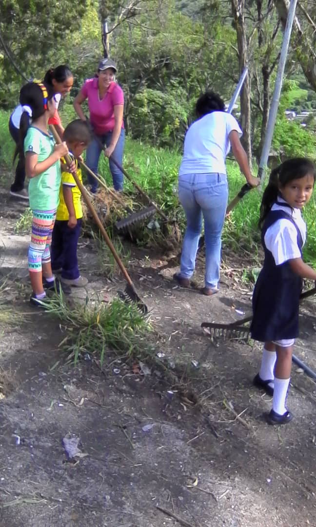 escuelatarabay's tweet photo. El,30-10-2018, se efectuó,  jornada de limpieza  del frente de nuestra escuela, donde  se ha  convertido en un basurero, participó la alcaldía Capacho Nuevo, padres, representantes, personal de la institución y comunidad en general @charlychaves, @MPPEDUCACION, @SalaTachirazet https://t.co/HHLxCHvEvn