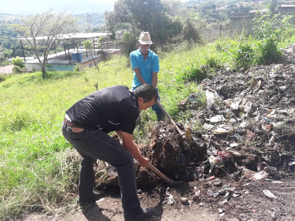 El,30-10-2018, se efectuó,  jornada de limpieza  del frente de nuestra escuela, donde  se ha  convertido en un basurero, participó la alcaldía Capacho Nuevo, padres, representantes, personal de la institución y comunidad en general <a href="/charlychaves/">Charly Rojas Chaves</a>, @MPPEDUCACION, <a href="/SalaTachirazet/">SalaTáchiraMPPE</a>