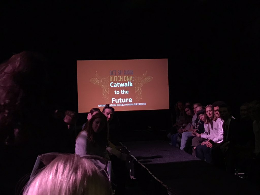 Mooie manier om leerlingen een stem te geven in je school. The catwalk of the future. Leerlingen krijgen de lengte van de catwalk om hun wensen voor het onderwijs en hun school te uiten. #TEDxAmsterdamED #eigenaarschap