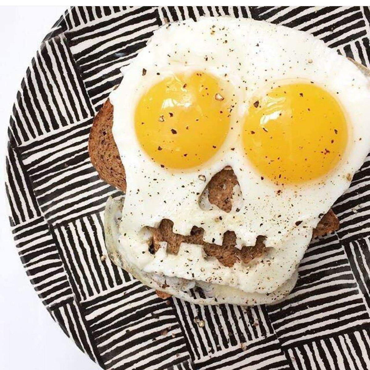 girltrunks's tweet photo. Creative and healthy food ideas for Halloween!
#skulleggs #ghostbanana #orangepumpkin #halloween #trickortreat #realfood #kidfriendlymotherapproved #foodfun #creativefood #eggs #breakfastideas #halloweenfood https://t.co/AP79wZ6G9A
