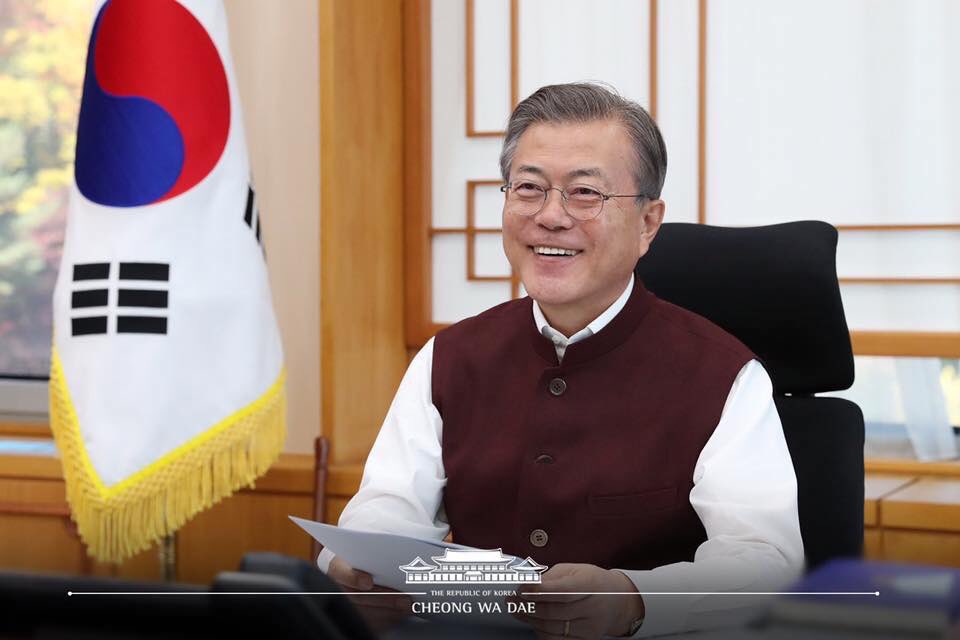 bombay411's tweet image. South Korean PM tweeted about #ModiJacket ...”It is a Modi jacket, which I got it modified a bit, to be able to wear with traditional Indian costumes in Korea; it is good and cool” .