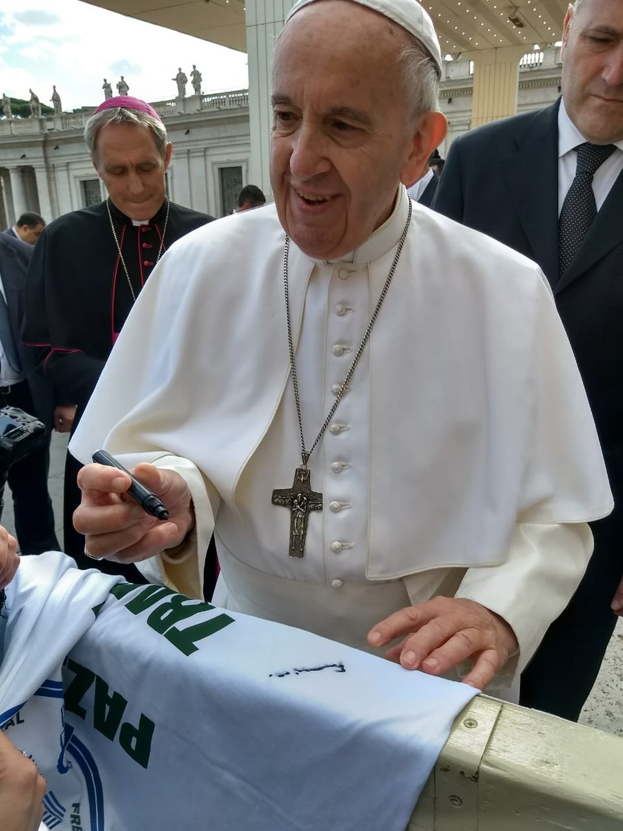 LauraGarciavaz's tweet photo. Emocionante ver a nuestra compañera @laflacarattoni
en su encuentro con @Pontifex_es 
que bendijo y firmó la remera del @21_nacional Frente Multisectorial 21F como muestra de apoyo a los intentos de #Unidad que las trabajadoras, los trabajadores y el pueblo estamos haciendo. https://t.co/lO7HeJYw6R