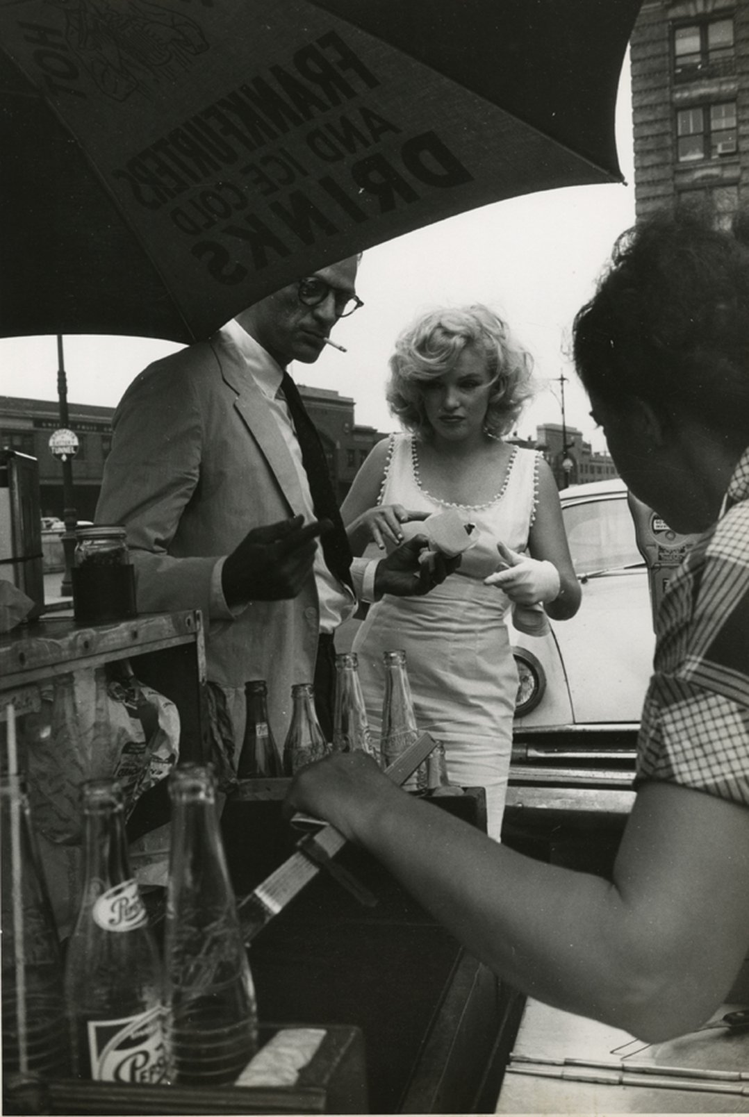 Marilyn Monroe in line for a hot dog, New York, 1957 : r/TurnerClassicMovies