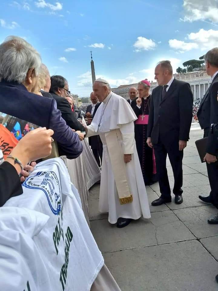 JoseMariaSerbin's tweet photo. #BuenMiércoles El #PapaFrancisco hace instantes firmó la remera del #Lujanazo con el lema #Paz, #Pan y #Trabajo de la #Multisectorial21F.
Nuestra compañera de La Alameda @laflacarattoni y @Loco_zomba llevaron la remera y hablaron unos minutos con el Papa argentino. #21F https://t.co/BAIOIXwKj1
