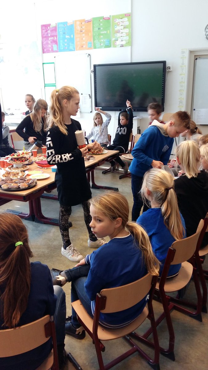 High tea in groep 6 <a href="/kbsEsmoreit/">kbsEsmoreit</a> omdat alle kinderen de tafels kennen en als afscheid van juf Niña. Zij gaat morgen voor aan half jaar naar Zuid Amerika.  Fijne reis!
