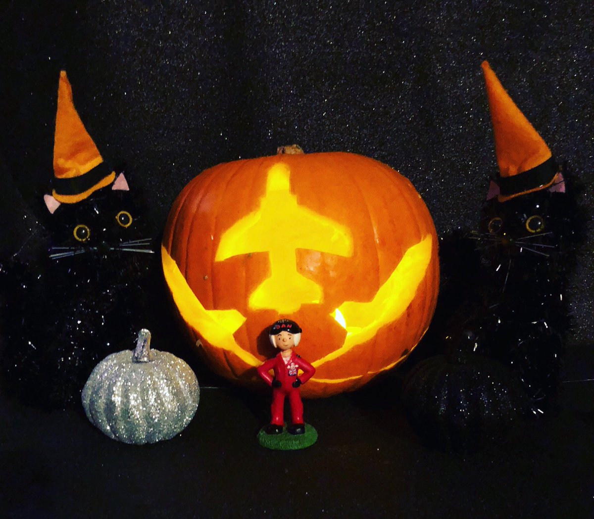Littlereddan1's tweet image. Happy Halloween 👻  🎃   #RedArrows #tinypilot #halloween #pumpkin