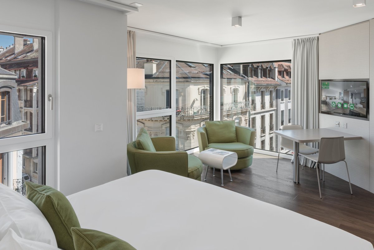 BaseAparthotels's tweet photo. 407 - On top of the world!
Our fantastic Base Suite Superior (32m2) has floor-to-ceiling windows that maximize the amazing views over the rooftops of Nyon, Lake Geneva, and the French Alpes #BaseNyon #Nyon #NyonHotels #ABetterWay #BtoB #BacktoBase#ThePlaceToB #ServicedAppartments https://t.co/Q1eUSjSEHB