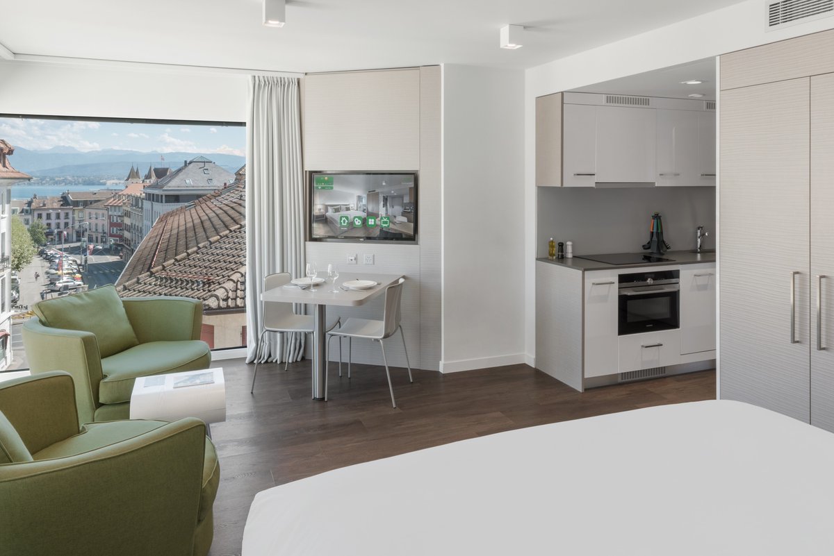 BaseAparthotels's tweet photo. 407 - On top of the world!
Our fantastic Base Suite Superior (32m2) has floor-to-ceiling windows that maximize the amazing views over the rooftops of Nyon, Lake Geneva, and the French Alpes #BaseNyon #Nyon #NyonHotels #ABetterWay #BtoB #BacktoBase#ThePlaceToB #ServicedAppartments https://t.co/Q1eUSjSEHB